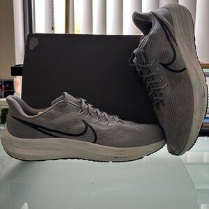 Size 17 - Men's Nike Air Zoom Pegasus 39 Particle Grey Running Shoes